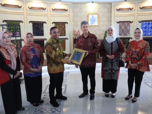 Dubes Palestina Kunjungi Dekranasda Provinsi Lampung, Apresiasi Wastra dan Kerajinan Lokal Dubes Palestina Kunjungi Dekranasda Provinsi Lampung, Apresiasi Wastra dan Kerajinan Lokal