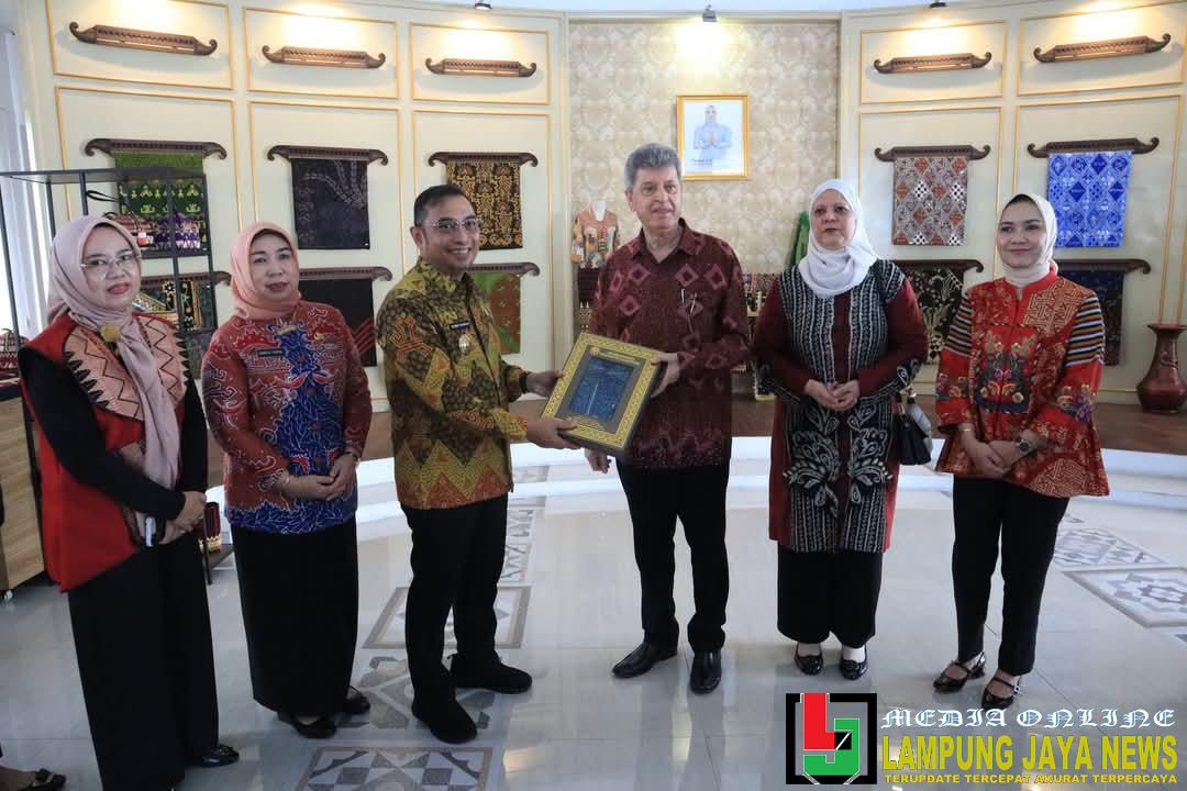 Dubes Palestina Kunjungi Dekranasda Provinsi Lampung, Apresiasi Wastra dan Kerajinan Lokal