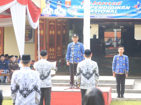 Pimpin Upacara Hardiknas Parosil Mabsus Berikan Sangsi Kepada Lima Kepala Sekolah Indisipliner Pimpin Upacara Hardiknas Parosil Mabsus Berikan Sangsi Kepada Lima Kepala Sekolah Indisipliner