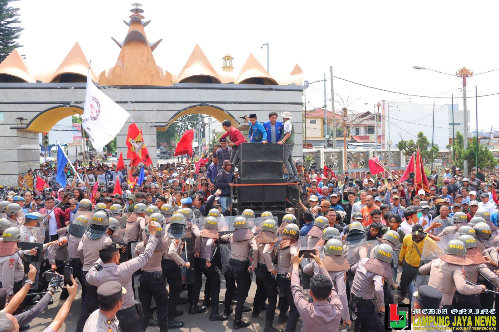 10 Polisi Terluka Saat Amankan Aksi Petani Singkong di Kantor Gubernur Lampung 10 Polisi Terluka Saat Amankan Aksi Petani Singkong di Kantor Gubernur Lampung