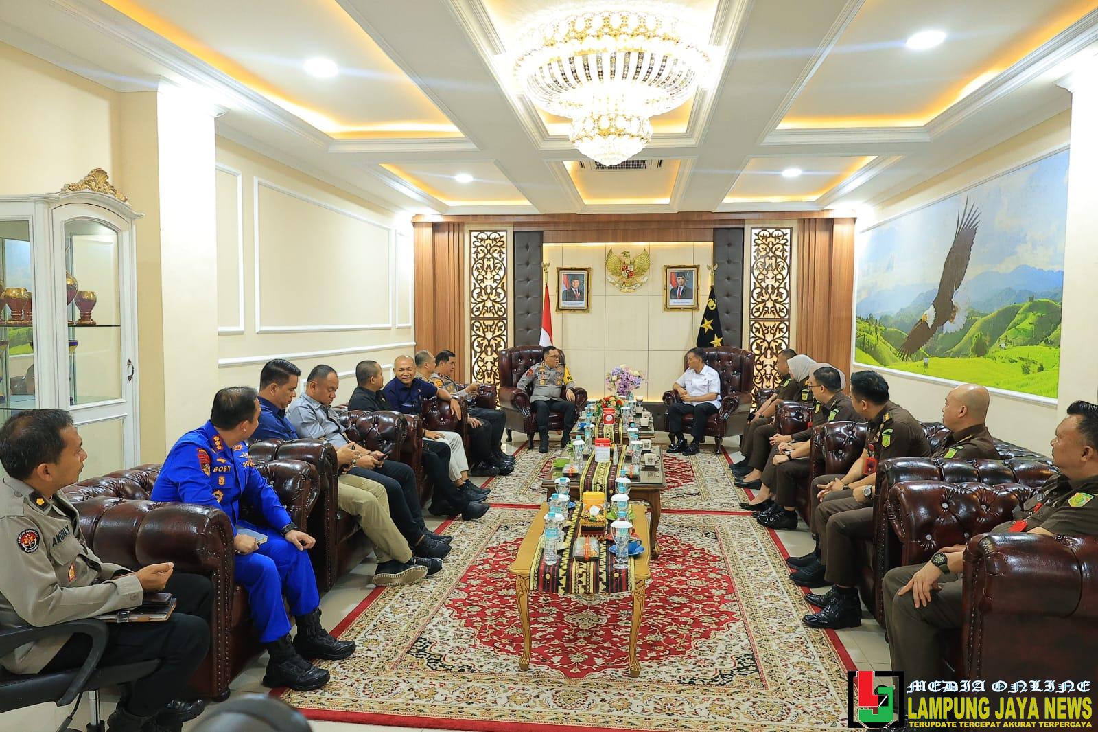 Sinergitas Penegakan Hukum Diperkuat, Kapolda Gelar Audiensi Bersama Kajati Lampung Sinergitas Penegakan Hukum Diperkuat, Kapolda Gelar Audiensi Bersama Kajati Lampung