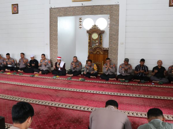 Polres Lampung Barat Adakan Giat Pembinaan Rohani dan Mental Polres Lampung Barat Adakan Giat Pembinaan Rohani dan Mental