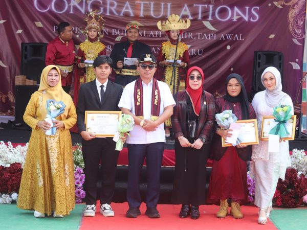 Parosil Mabsus Hadiahkan Umroh Kepada Salah Satu Guru SMP-nya Parosil Mabsus Hadiahkan Umroh Kepada Salah Satu Guru SMP-nya