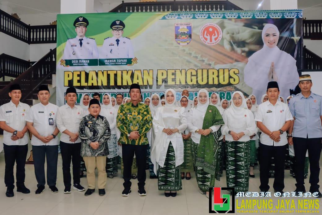 Dian Hardiyanti Dedi Lantik Pengurus Dekranasda Pesisir Barat Masa Bhakti 2025-2030