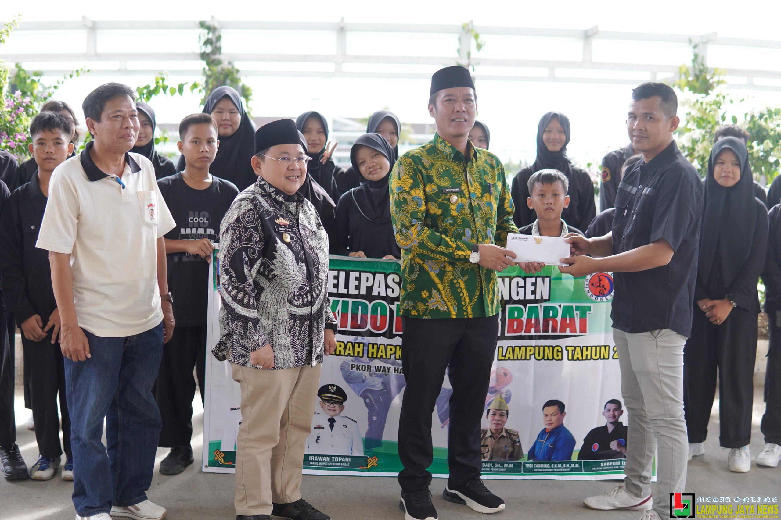Bupati Dan Wakil Bupati Pesisir Barat Lepas 16 Kontingen Hapkido Tahun 2025