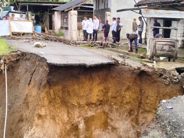 Parosil Mabsus Ambil Langkah Cepat Tangani Longsor di Pajar Bulan Parosil Mabsus Ambil Langkah Cepat Tangani Longsor di Pajar Bulan