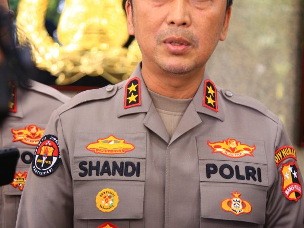 Kadiv Humas Ajak Masyarakat Tak Ragu Laporkan Aksi Premanisme Melalui Call Center Maupun WA Aduan Kadiv Humas Ajak Masyarakat Tak Ragu Laporkan Aksi Premanisme Melalui Call Center Maupun WA Aduan