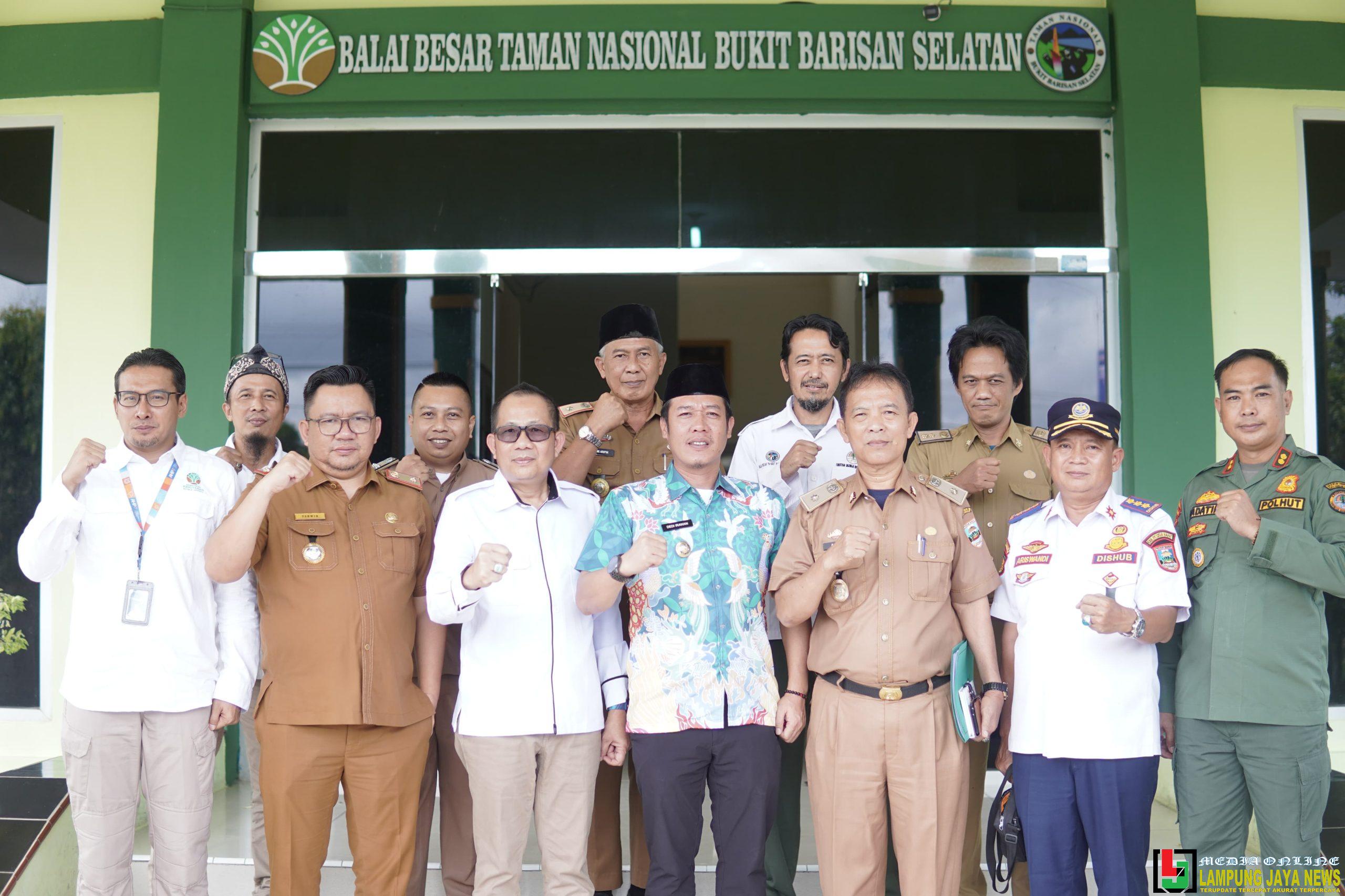 Kunjungan Ke BBTNBBS, Bupati Dedi Irawan Serahkan Rancangan PKS Akses Way Haru Kunjungan Ke BBTNBBS, Bupati Dedi Irawan Serahkan Rancangan PKS Akses Way Haru