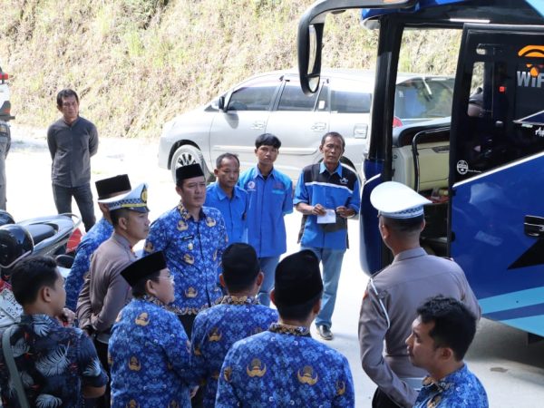 Bupati dan Wakil Bupati Pesisir Barat Tinjau Kesiapan Bus Pembawa Rombongan CJH Bupati dan Wakil Bupati Pesisir Barat Tinjau Kesiapan Bus Pembawa Rombongan CJH