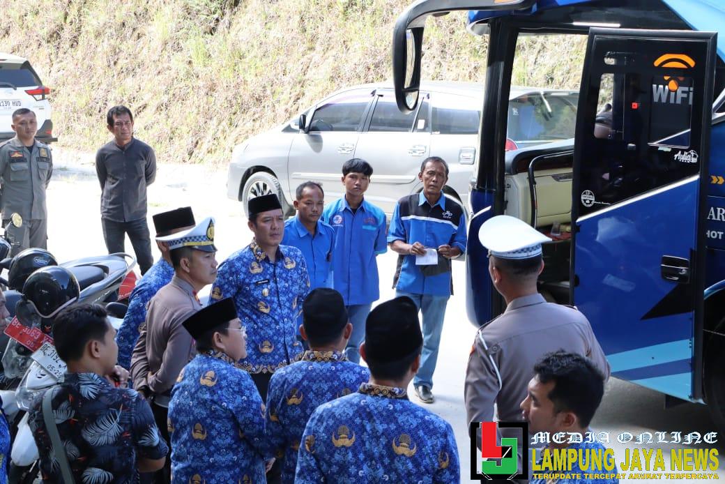 Bupati dan Wakil Bupati Pesisir Barat Tinjau Kesiapan Bus Pembawa Rombongan CJH Bupati dan Wakil Bupati Pesisir Barat Tinjau Kesiapan Bus Pembawa Rombongan CJH