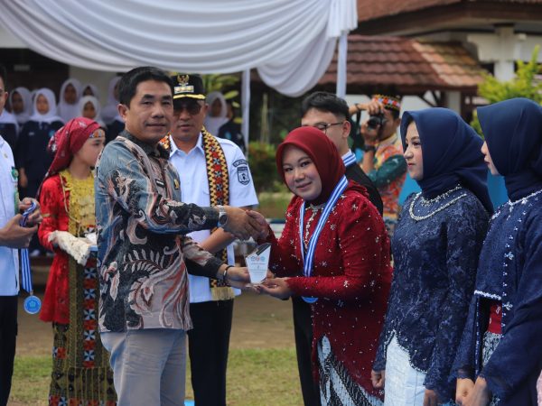 Bupati Parosil Harapkan Lulusan SMPN 1 Kebun Tebu Jadi Generasi Penerus yang Mampu Majukan Daerah Bupati Parosil Harapkan Lulusan SMPN 1 Kebun Tebu Jadi Generasi Penerus yang Mampu Majukan Daerah