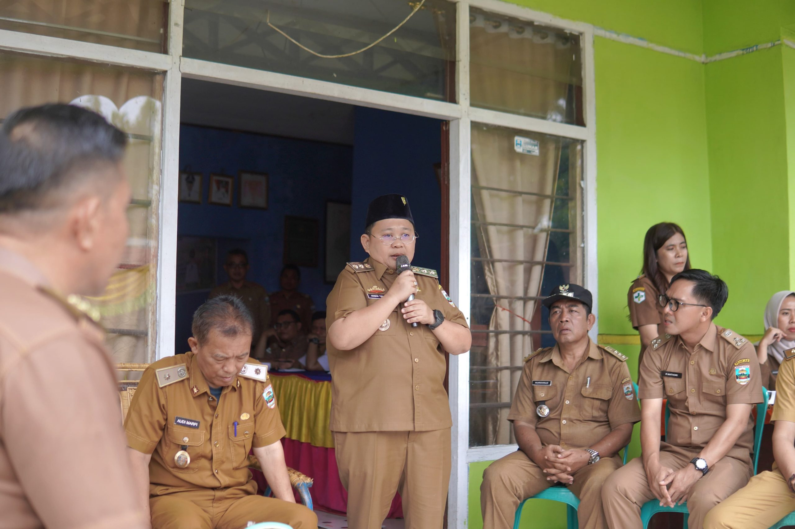 Wakil Bupati Irawan Topani Tinjau Pemberian Vaksinasi Di Pesisir Utara Dan Lemong Wakil Bupati Irawan Topani Tinjau Pemberian Vaksinasi Di Pesisir Utara Dan Lemong