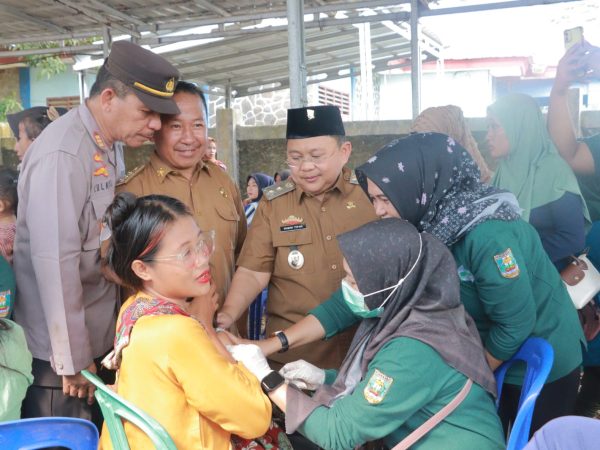 Wakil Bupati Irawan Topani Tinjau Pemberian Vaksinasi Di Bangkunat Wakil Bupati Irawan Topani Tinjau Pemberian Vaksinasi Di Bangkunat
