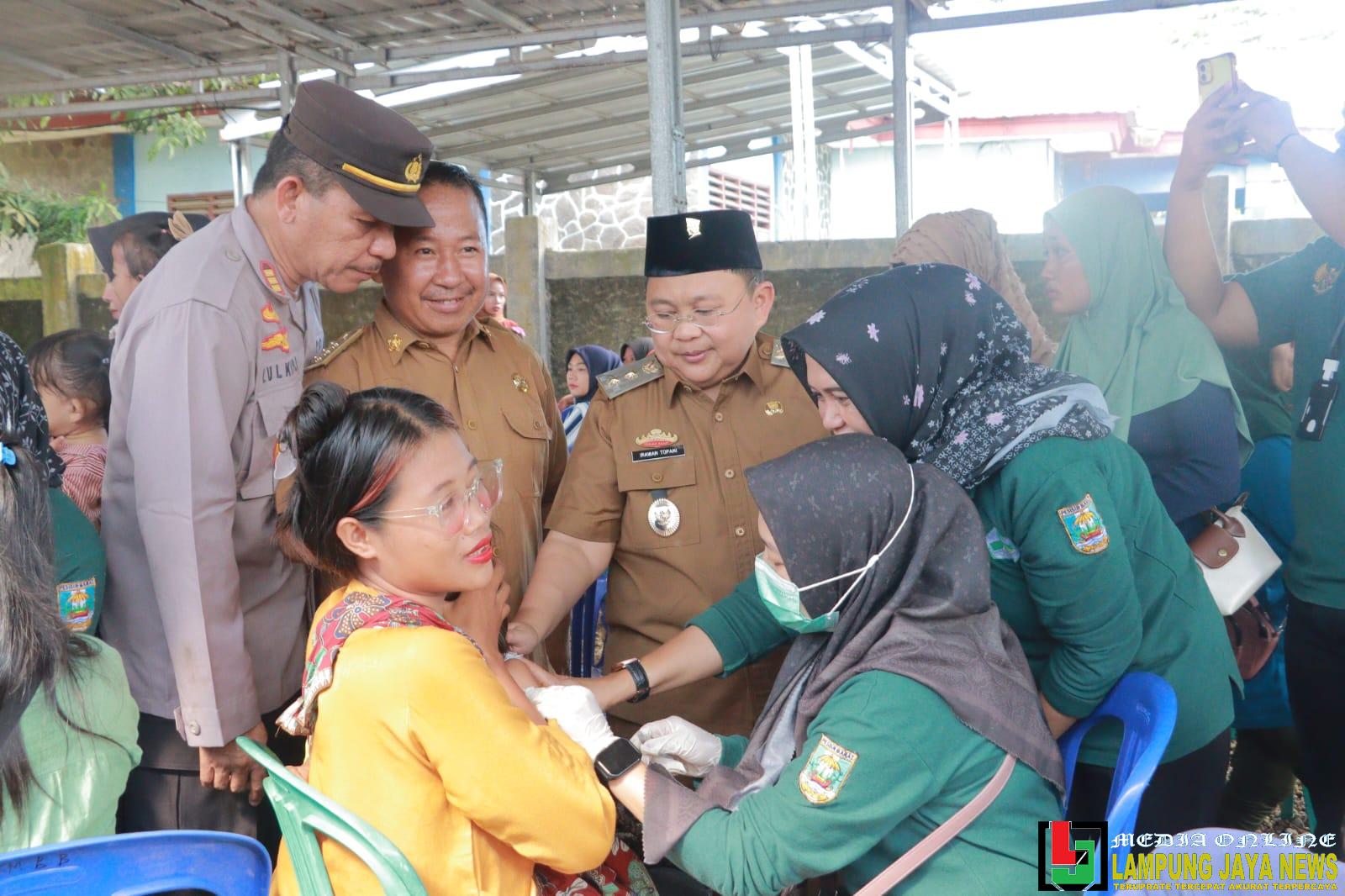 Wakil Bupati Irawan Topani Tinjau Pemberian Vaksinasi Di Bangkunat
