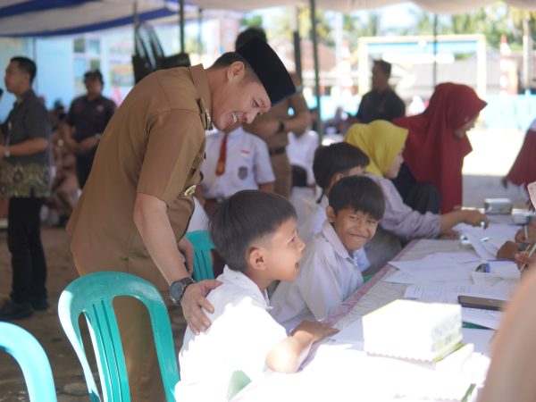 Berkunjung Ke UPTD Puskesmas Ngaras, Bupati Dedi Irawan Tinjau Pemberian Vaksinasi Berkunjung Ke UPTD Puskesmas Ngaras, Bupati Dedi Irawan Tinjau Pemberian Vaksinasi