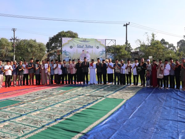 Polres Lampung Barat Laksanakan Shalat Hari Raya Idul Adha 1446 H di Lapangan Mapolres Bersama Warga Polres Lampung Barat Laksanakan Shalat Hari Raya Idul Adha 1446 H di Lapangan Mapolres Bersama Warga