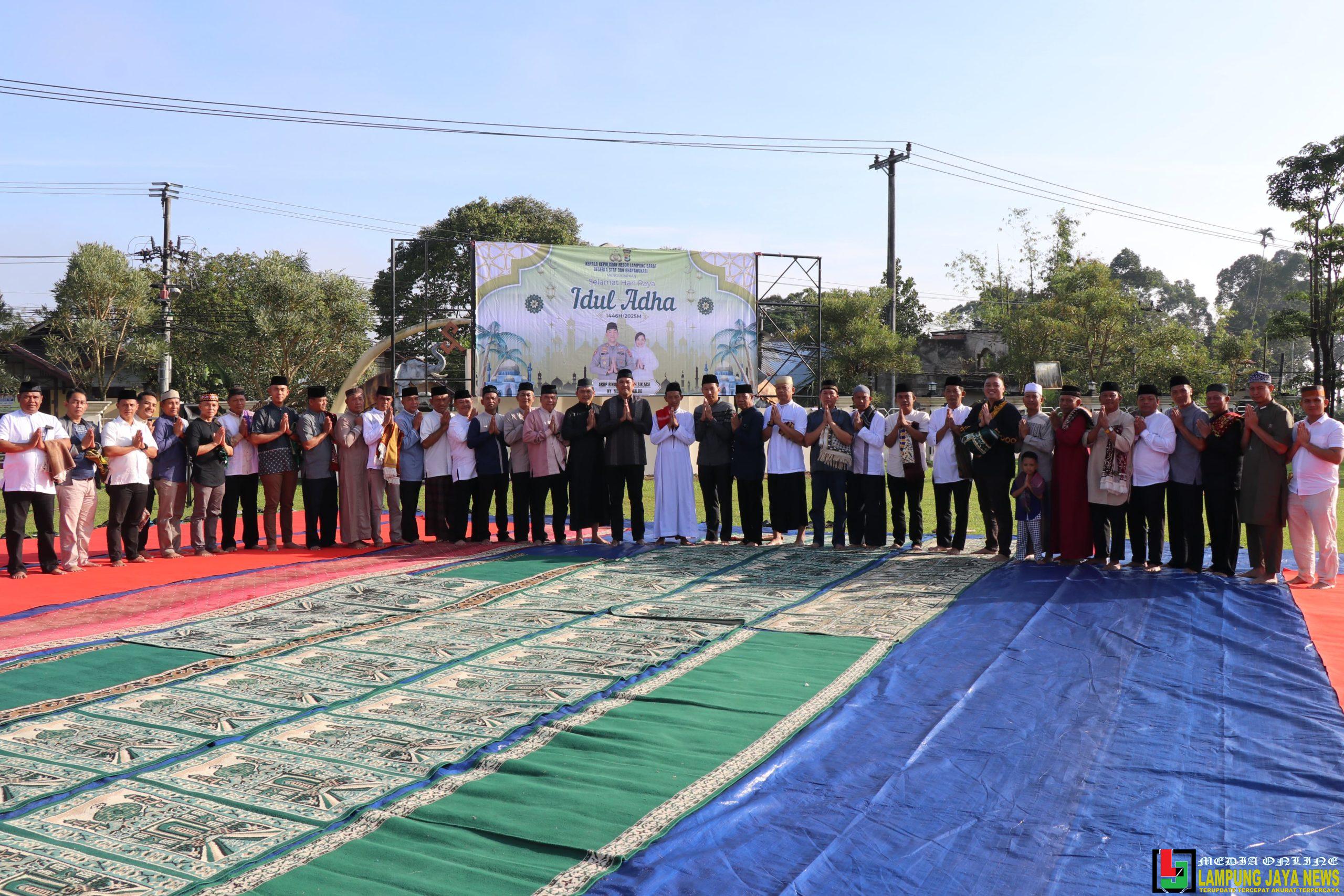 Polres Lampung Barat Laksanakan Shalat Hari Raya Idul Adha 1446 H di Lapangan Mapolres Bersama Warga Polres Lampung Barat Laksanakan Shalat Hari Raya Idul Adha 1446 H di Lapangan Mapolres Bersama Warga