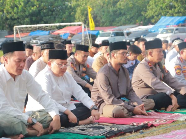 Bupati dan Wakil Bupati Pesisir Barat Laksanakan Sholat Idul Adha Bersama Masyarakat Bupati dan Wakil Bupati Pesisir Barat Laksanakan Sholat Idul Adha Bersama Masyarakat