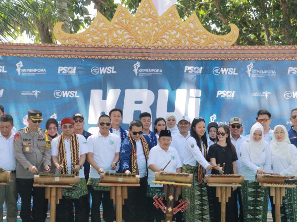 Wakil Bupati Irawan Topani Resmi Buka WSL Krui Pro QS 6000 Tahun 2025 Wakil Bupati Irawan Topani Resmi Buka WSL Krui Pro QS 6000 Tahun 2025