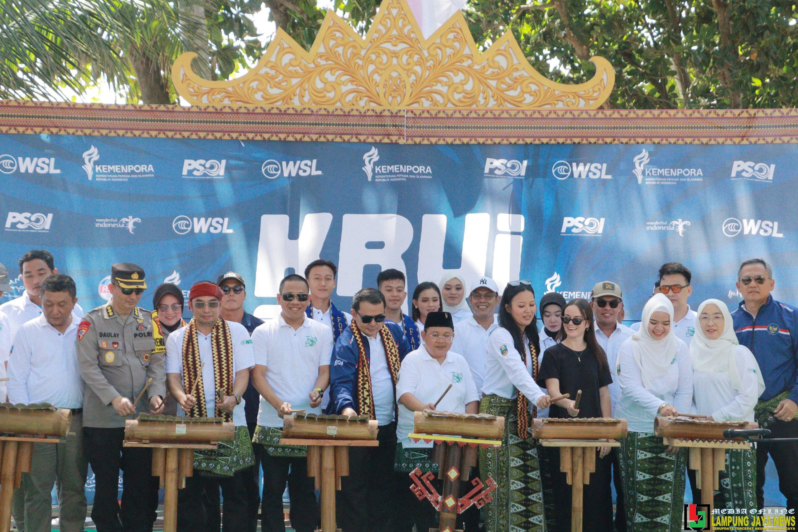 Wakil Bupati Irawan Topani Resmi Buka WSL Krui Pro QS 6000 Tahun 2025 Wakil Bupati Irawan Topani Resmi Buka WSL Krui Pro QS 6000 Tahun 2025