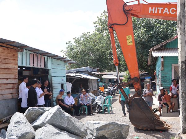 Wakil Bupati Irawan Topani Tinjau Penanganan Abrasi Di Pelabuhan Kuala Stabas Wakil Bupati Irawan Topani Tinjau Penanganan Abrasi Di Pelabuhan Kuala Stabas