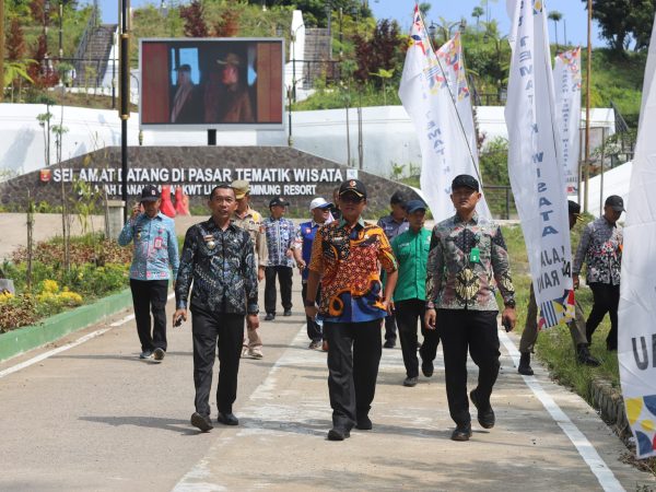Sekda Lampung Barat Tinjau Kesiapan Peresmian Pasar Tematik Wisata Jelajah Danau Ranau