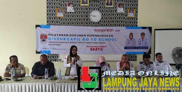 Berikan Pelayanan Publik Proaktif, Bupati Elfianah Berikan KTP Pada Siswa SMKN 01 Tanjung Raya Berikan Pelayanan Publik Proaktif, Bupati Elfianah Berikan KTP Pada Siswa SMKN 01 Tanjung Raya