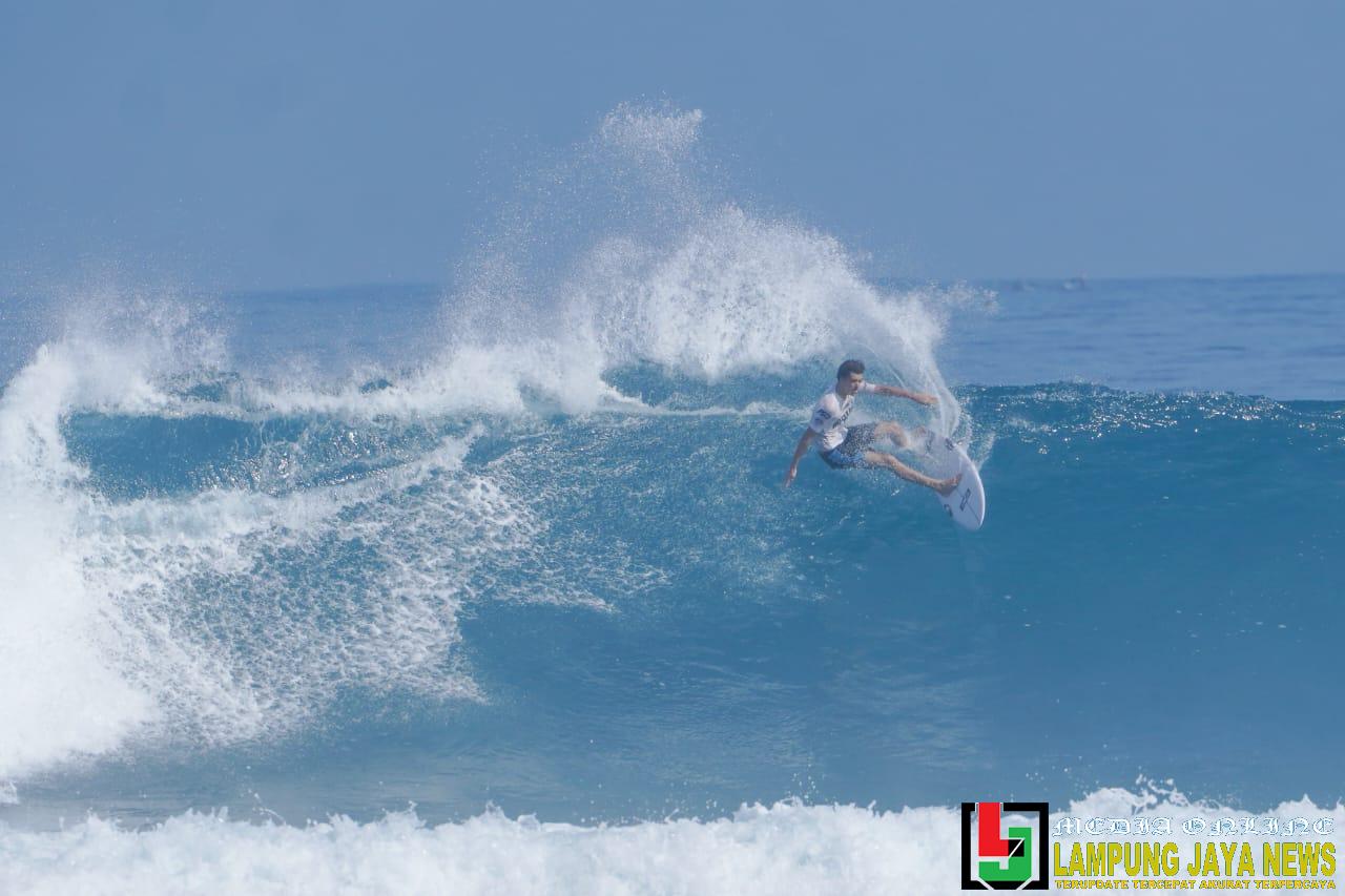 Hari Kelima, WSL Krui Pro Kategori Men dan Women Mainkan Round 64 Hari Kelima, WSL Krui Pro Kategori Men dan Women Mainkan Round 64