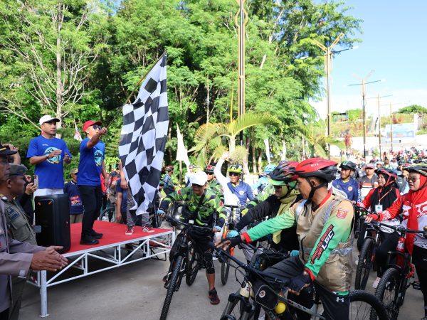 Rangkaian Peresmian Pasar Tematik Ditutup Parosil Mabsus Dengan Gowes Keliling Danau Ranau