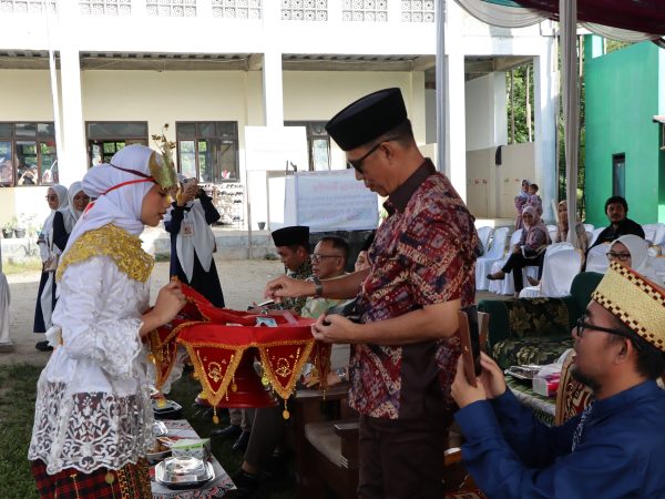 Asisten III Gunawan Hadiri Haplah Akhirussannah Maqwa IBS Tahun Pelajaran 2024-2025 Asisten III Gunawan Hadiri Haplah Akhirussannah Maqwa IBS Tahun Pelajaran 2024-2025