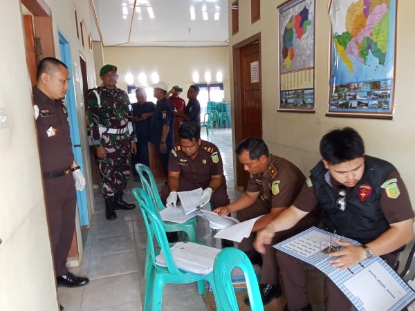Diduga Terlibat Perkara Korupsi, Jaksa Lakukan Penggeledahan Di Kampung Bandar Dalam Diduga Terlibat Perkara Korupsi, Jaksa Lakukan Penggeledahan Di Kampung Bandar Dalam