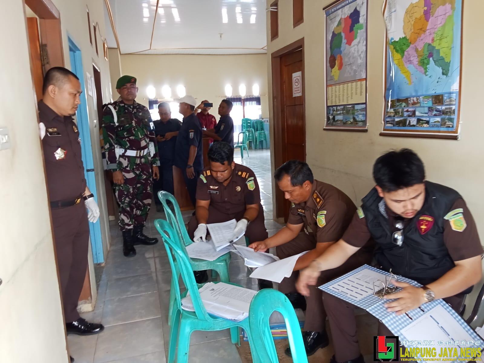 Diduga Terlibat Perkara Korupsi, Jaksa Lakukan Penggeledahan Di Kampung Bandar Dalam Diduga Terlibat Perkara Korupsi, Jaksa Lakukan Penggeledahan Di Kampung Bandar Dalam