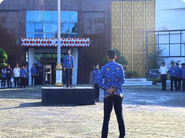 Pimpin Apel Bulanan, Bupati Ayu Asalasiyaj Tegaskan ASN Harus Miliki Tanggung Jawab Besar dan Berikan Pelayanan Kepada Masyarakat Pimpin Apel Bulanan, Bupati Ayu Asalasiyaj Tegaskan ASN Harus Miliki Tanggung Jawab Besar dan Berikan Pelayanan Kepada Masyarakat
