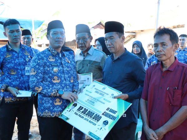 Serahkan Bantuan Kepada Korban Kebakaran, Bupati Defi Berharap Korban Mampu, Tabah, Sabar, dan Kuat Hadapi Cobaan Serahkan Bantuan Kepada Korban Kebakaran, Bupati Defi Berharap Korban Mampu, Tabah, Sabar, dan Kuat Hadapi Cobaan