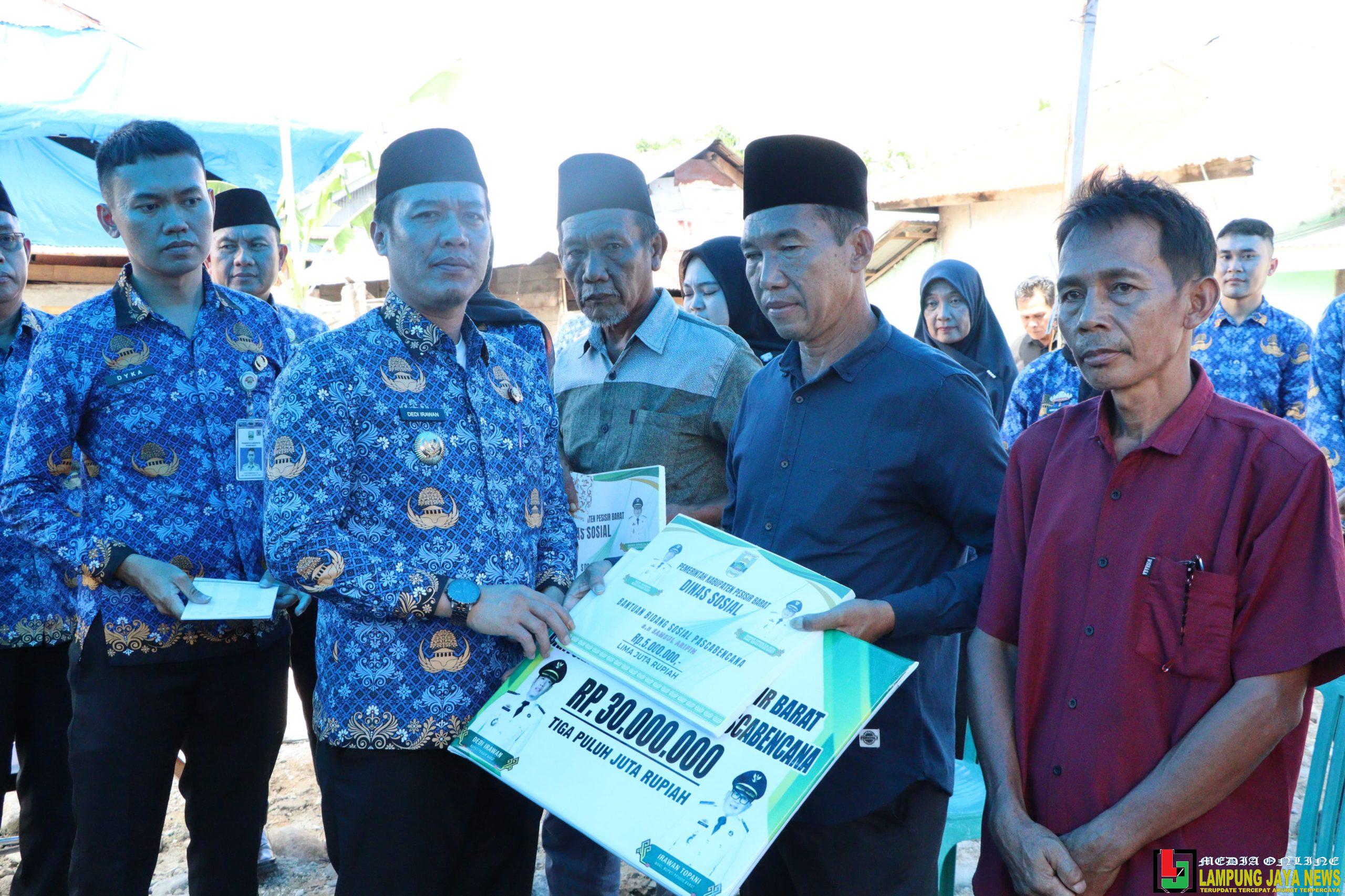 Serahkan Bantuan Kepada Korban Kebakaran, Bupati Defi Berharap Korban Mampu, Tabah, Sabar, dan Kuat Hadapi Cobaan Serahkan Bantuan Kepada Korban Kebakaran, Bupati Defi Berharap Korban Mampu, Tabah, Sabar, dan Kuat Hadapi Cobaan