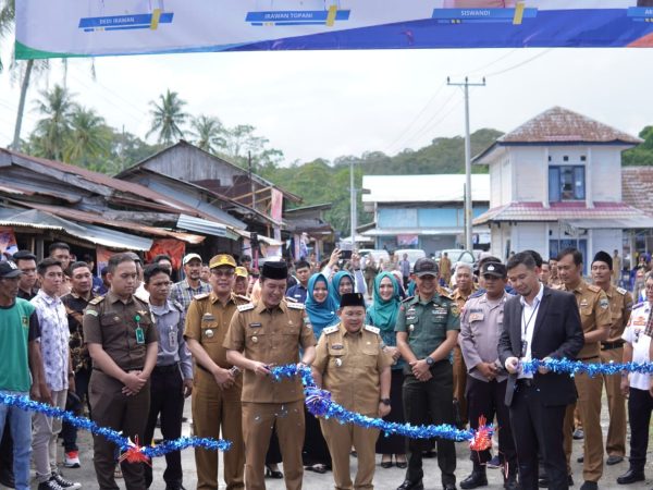 Resmikan Gapura Pasar Way Batu, Bupati Dedi Irawan Serahkan Bantuan Tenda Bagi Pelaku UMKN Resmikan Gapura Pasar Way Batu, Bupati Dedi Irawan Serahkan Bantuan Tenda Bagi Pelaku UMKN