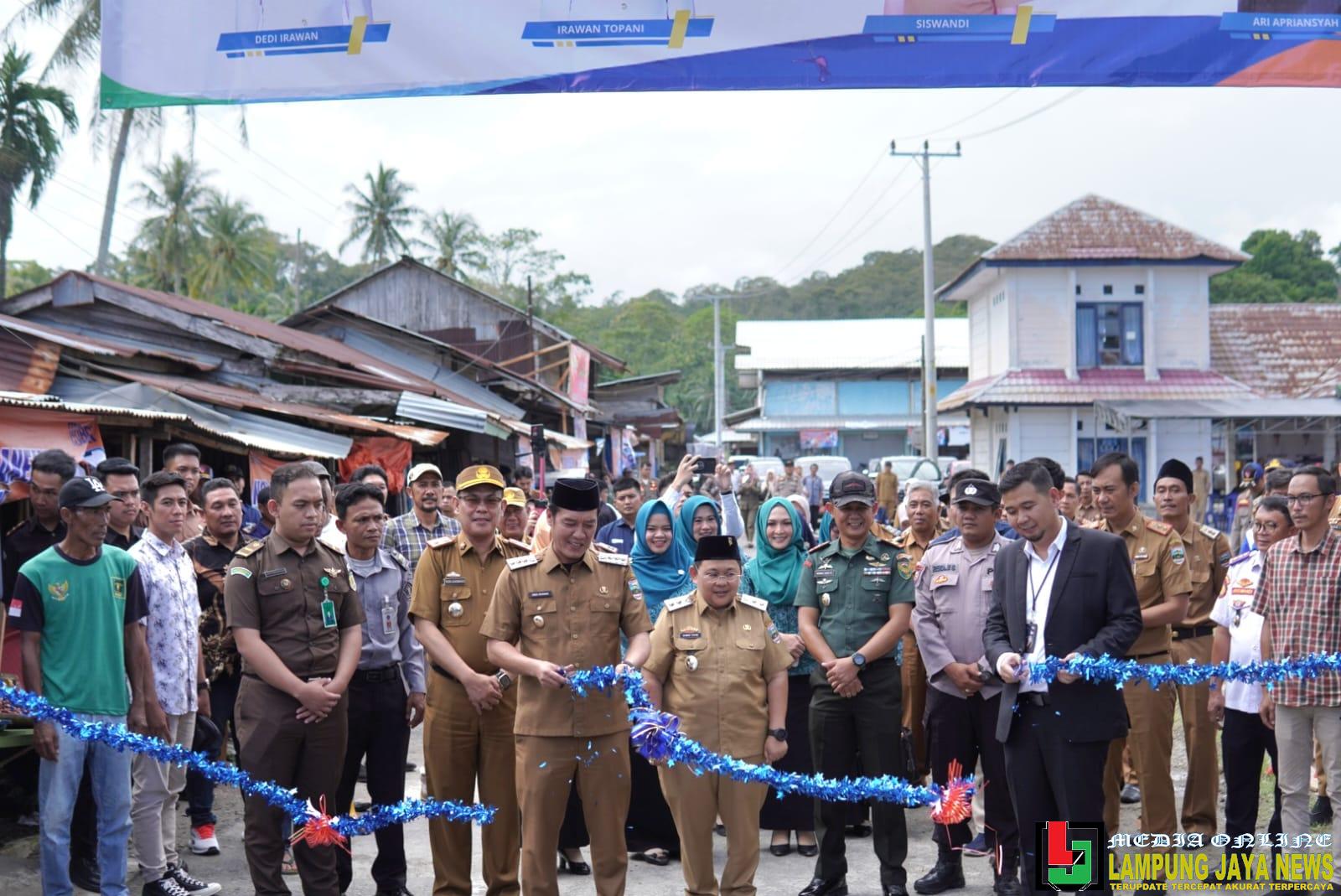 Resmikan Gapura Pasar Way Batu, Bupati Dedi Irawan Serahkan Bantuan Tenda Bagi Pelaku UMKN Resmikan Gapura Pasar Way Batu, Bupati Dedi Irawan Serahkan Bantuan Tenda Bagi Pelaku UMKN