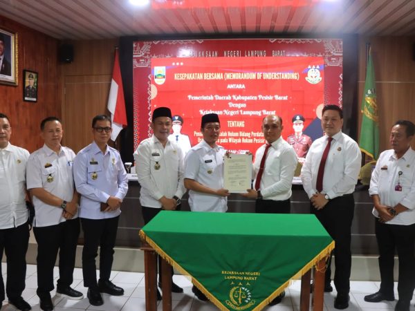 Bupati Dedi Irawan Tandatangani MoU Dengan Kejari Lambar Tentang Penanganan Masalag Hukum Datun Bupati Dedi Irawan Tandatangani MoU Dengan Kejari Lambar Tentang Penanganan Masalag Hukum Datun