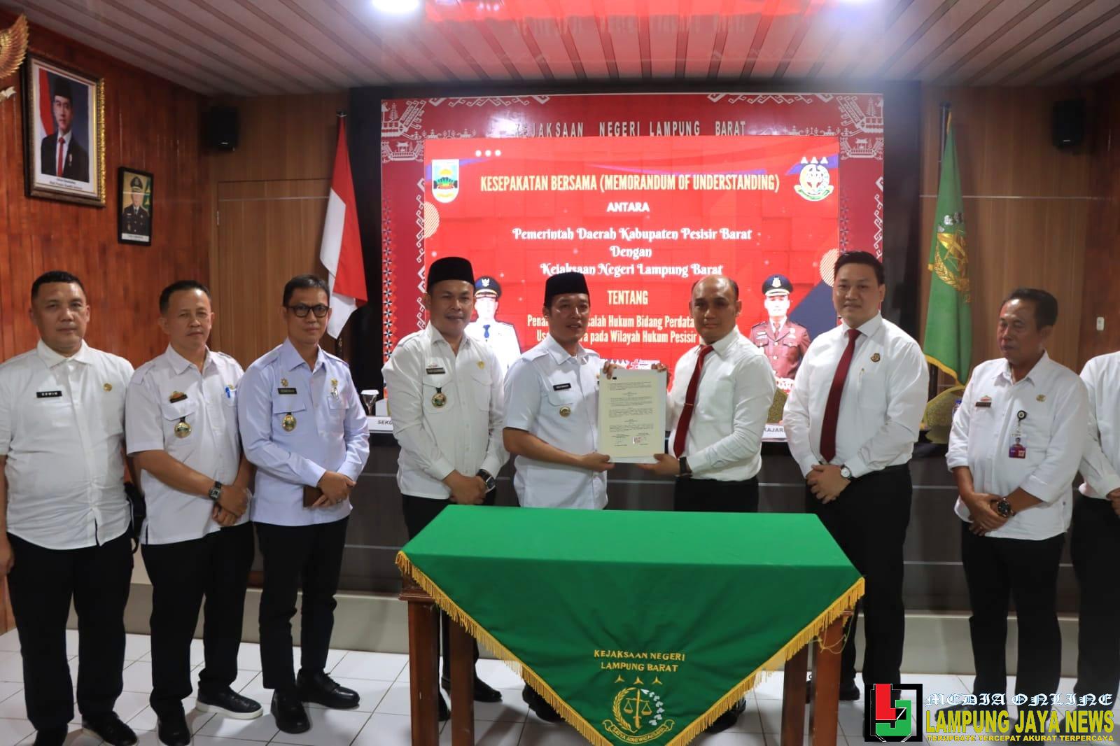 Bupati Dedi Irawan Tandatangani MoU Dengan Kejari Lambar Tentang Penanganan Masalag Hukum Datun Bupati Dedi Irawan Tandatangani MoU Dengan Kejari Lambar Tentang Penanganan Masalag Hukum Datun