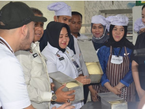 Dirkeswat dan Dirtekforma Ditjen Pemasyarakatan Tinjau Pelatihan Roti untuk Pegawai dan Warga Binaan Lapas Kelas IIB Salemba Dirkeswat dan Dirtekforma Ditjen Pemasyarakatan Tinjau Pelatihan Roti untuk Pegawai dan Warga Binaan Lapas Kelas IIB Salemba