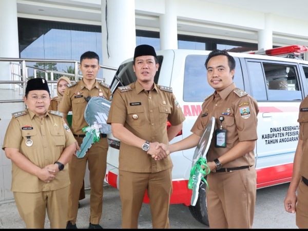 Tingkatkan Fasilitas Layanan Masyarakat, Bupati Dedi Irawan Serahkan Mobil Ambulance Kepada Puskesmas Tingkatkan Fasilitas Layanan Masyarakat, Bupati Dedi Irawan Serahkan Mobil Ambulance Kepada Puskesmas