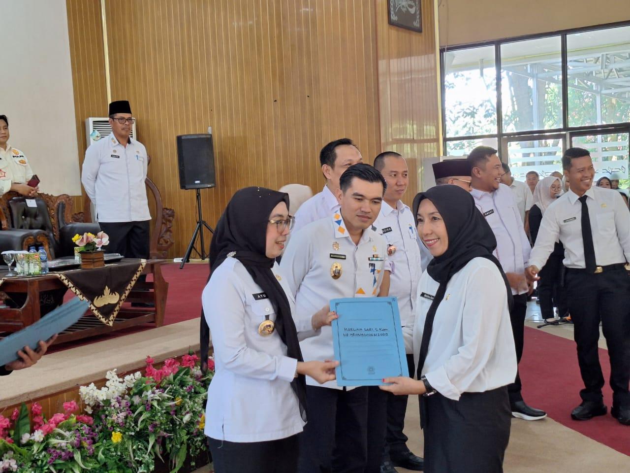 Bupati Ayu Asalasiyah Serahkan SK Kepada 392 ASN P3K Kabupaten Way Kanan Bupati Ayu Asalasiyah Serahkan SK Kepada 392 ASN P3K Kabupaten Way Kanan