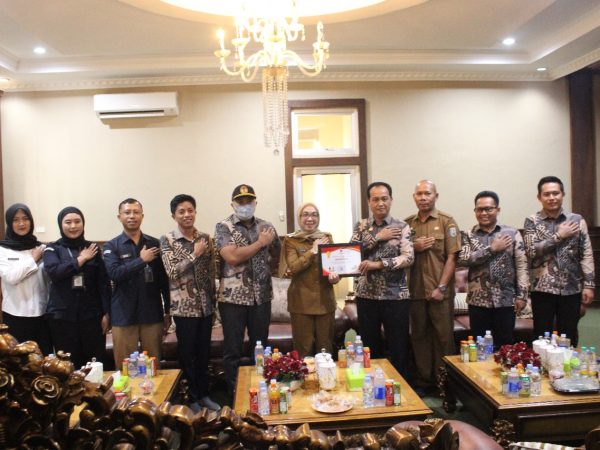 Apresiasi Sinergitas Pemerintah Daerah Pada Pilkada 2024, KPU Way Kanan Gelar Audensi dan Berikan Penghargaan Kepada Bupati Ayu Asalasiyah