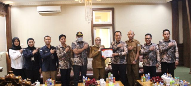 Apresiasi Sinergitas Pemerintah Daerah Pada Pilkada 2024, KPU Way Kanan Gelar Audensi dan Berikan Penghargaan Kepada Bupati Ayu Asalasiyah Apresiasi Sinergitas Pemerintah Daerah Pada Pilkada 2024, KPU Way Kanan Gelar Audensi dan Berikan Penghargaan Kepada Bupati Ayu Asalasiyah