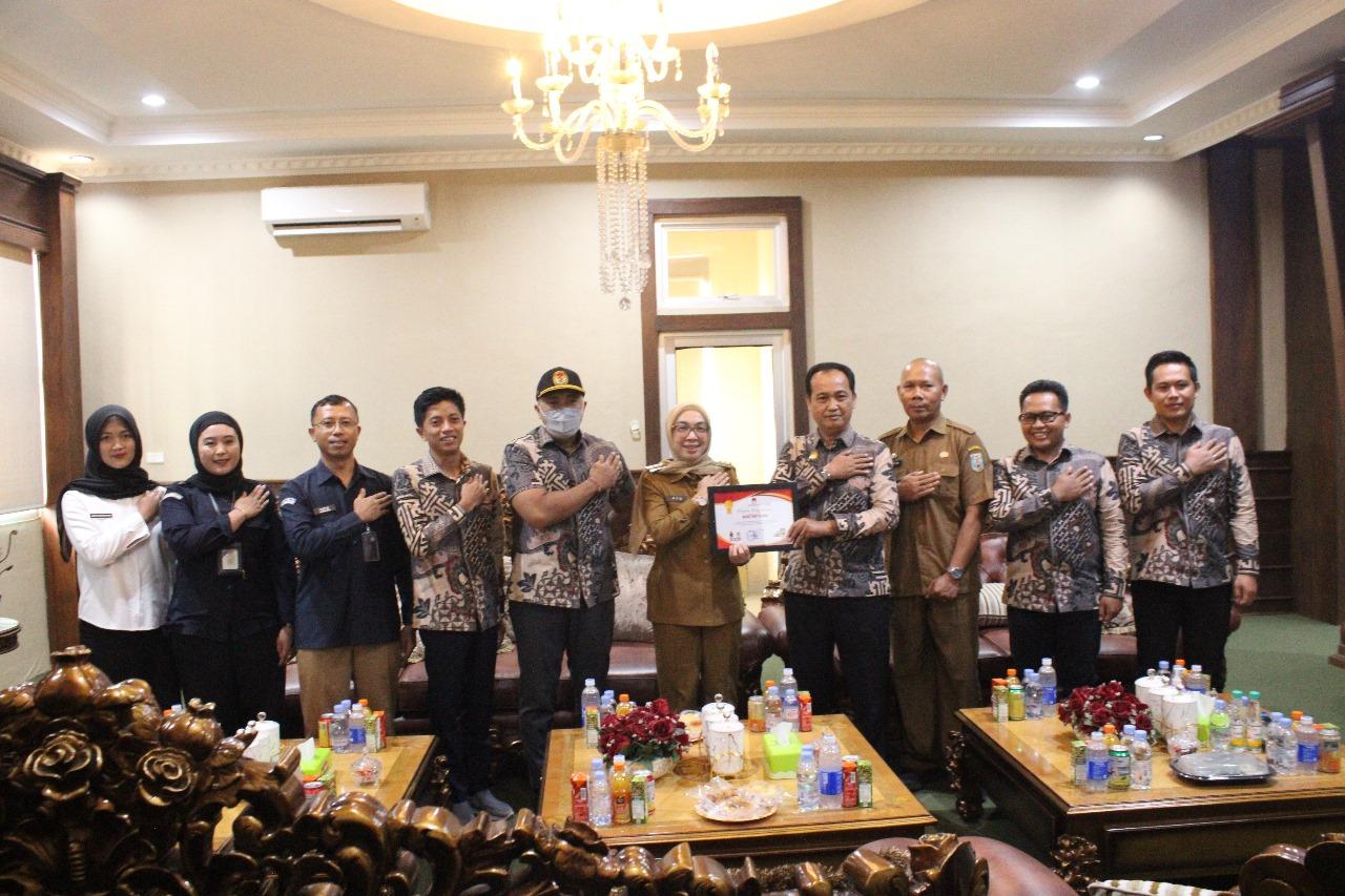 Apresiasi Sinergitas Pemerintah Daerah Pada Pilkada 2024, KPU Way Kanan Gelar Audensi dan Berikan Penghargaan Kepada Bupati Ayu Asalasiyah Apresiasi Sinergitas Pemerintah Daerah Pada Pilkada 2024, KPU Way Kanan Gelar Audensi dan Berikan Penghargaan Kepada Bupati Ayu Asalasiyah
