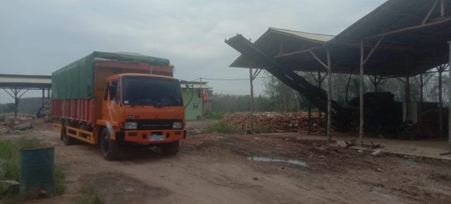 Diduga Langgar Kesepakatan, Pabrik Kayu di Penumangan Baru Kembali Gunakan Truk Fuso Bermuatan Berat