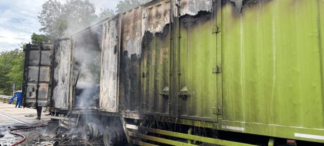 Tronton Hino Euro empat Terbakar di Tol Terpeka, Satlantas Polres Tulang Bawang Barat Lakukan Gerak Cepat Amankan Lalu Lintas