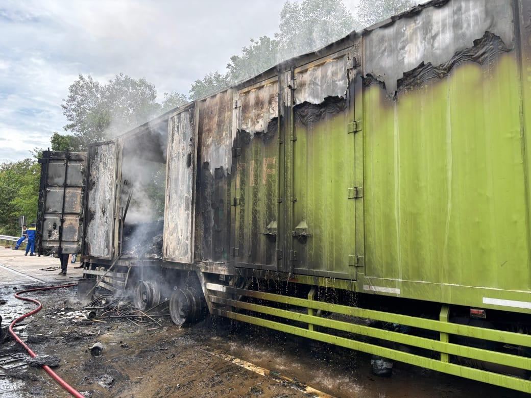 Tronton Hino Euro empat Terbakar di Tol Terpeka, Satlantas Polres Tulang Bawang Barat Lakukan Gerak Cepat Amankan Lalu Lintas Tronton Hino Euro empat Terbakar di Tol Terpeka, Satlantas Polres Tulang Bawang Barat Lakukan Gerak Cepat Amankan Lalu Lintas