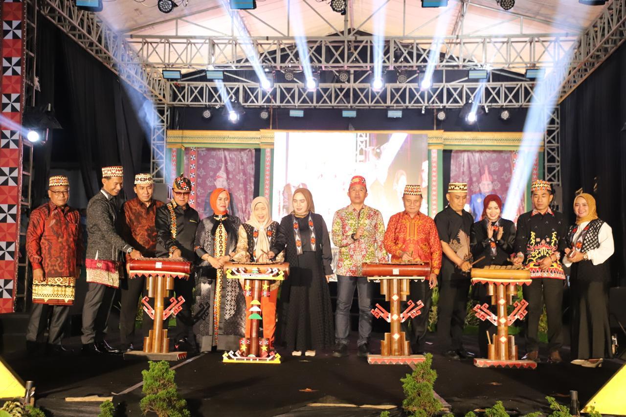 Sukses Digelar Selama Dua Hari, Festival Sekala Bekhak Akhirnya Ditutup Parosil Mabsus Sukses Digelar Selama Dua Hari, Festival Sekala Bekhak Akhirnya Ditutup Parosil Mabsus