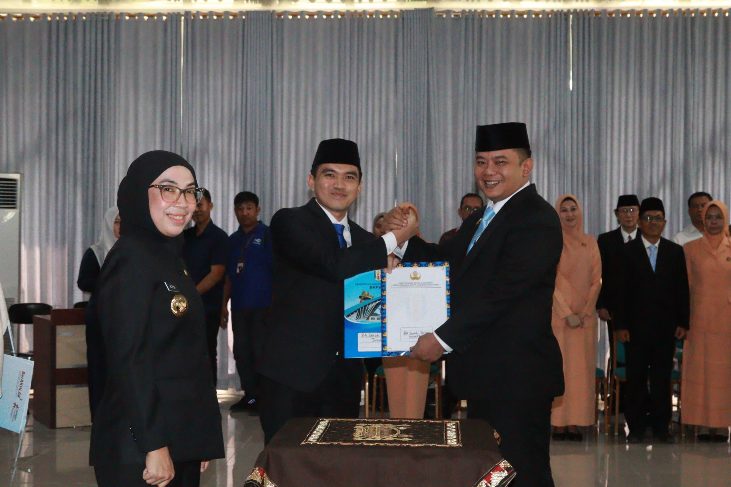 Machiavelli HT Resmi Dilantik Bupati Ayu Asalasiyah Sebagai Sekretaris Daerah Kabupaten Way Kanan Machiavelli HT Resmi Dilantik Bupati Ayu Asalasiyah Sebagai Sekretaris Daerah Kabupaten Way Kanan